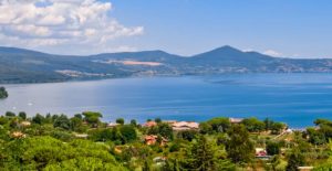 Anguillara –  “Giornata da dimenticare al Lago di Martignano, lasciati a piedi dal minibus con una bambina piccola”