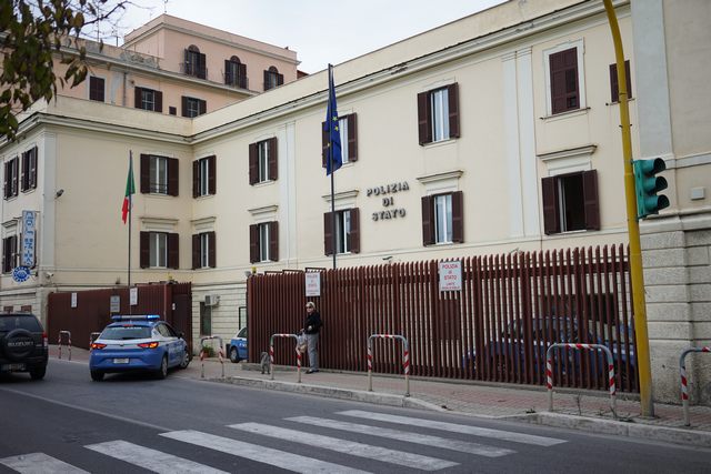 Ruba in un negozio: subito rintracciato