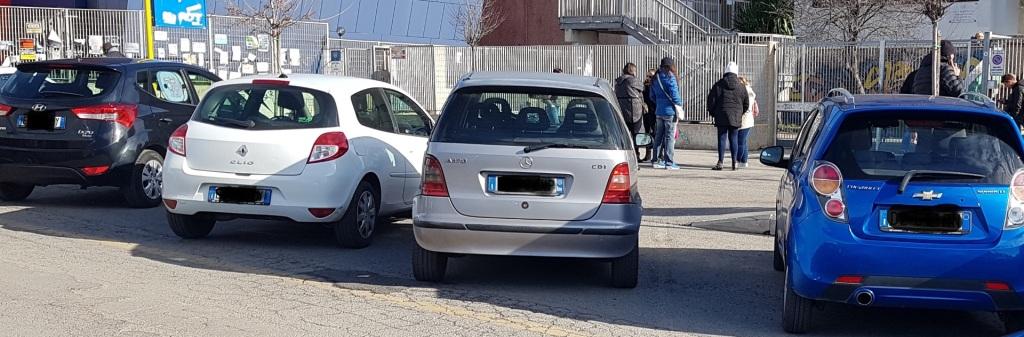 Parcheggio selvaggio alla Melone, Agresti bacchetta i genitori