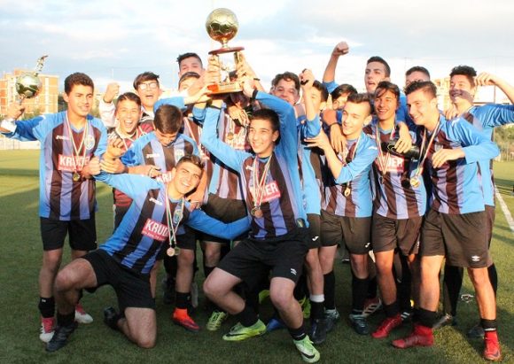 Il Civitavecchia alza al cielo il trofeo Tersigni