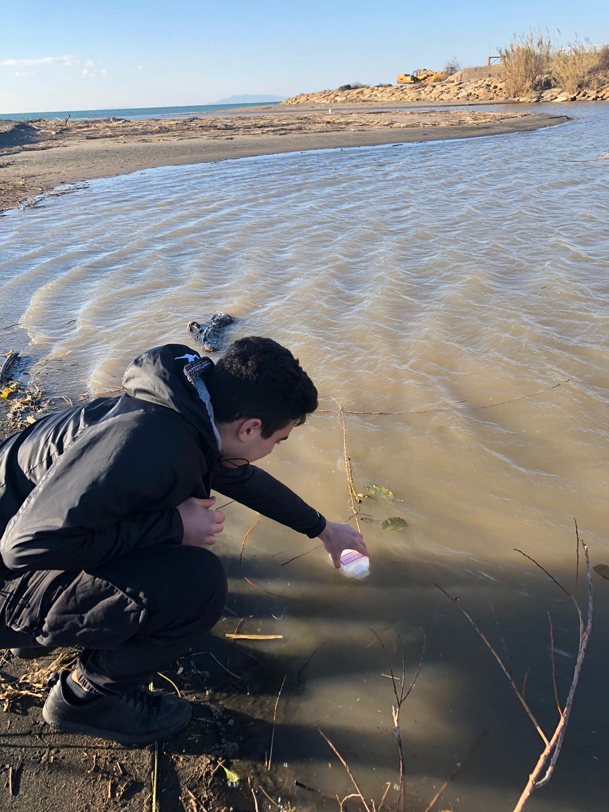 &ldquo;Chiare, fresche, dolci acque&rdquo;, gli studenti del Cardarelli alle prese con le analisi microbiologiche