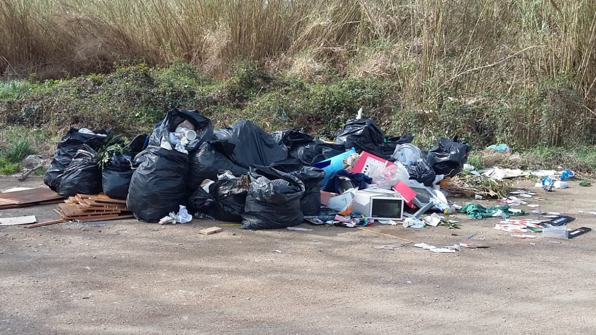 Enorme discarica abusiva in via San Paolo. Rintracciato il responsabile