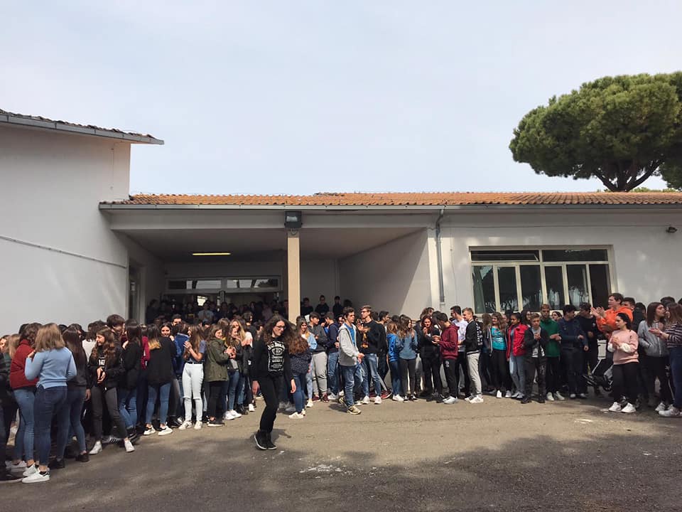 Giornata dell&rsquo;autismo: con le scuole Cardarelli e Sacconi Tarquinia si tinge di azzurro