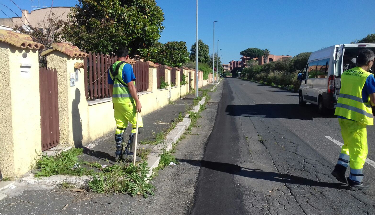 In corso la pulizia e sfalcio dell&rsquo;erba dai cigli stradali
