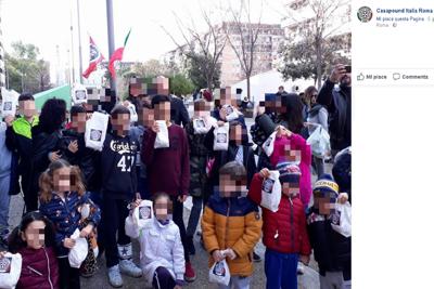 Befana fascista alla Magliana: doni ai bimbi con logo Casapound