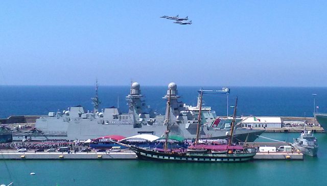 Sorvolo aerei giornata della Marina (foto Paolo Gianfrate)