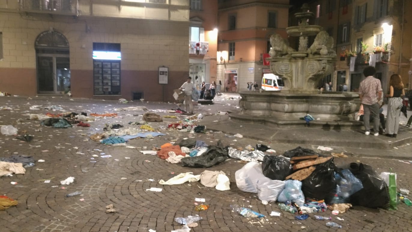 Viterbo: Piazza ricolma di rifiuti, la denuncia sui social