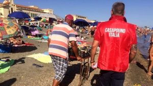 Ostia, blitz di Casapound contro i venditori abusivi sulle spiagge libere