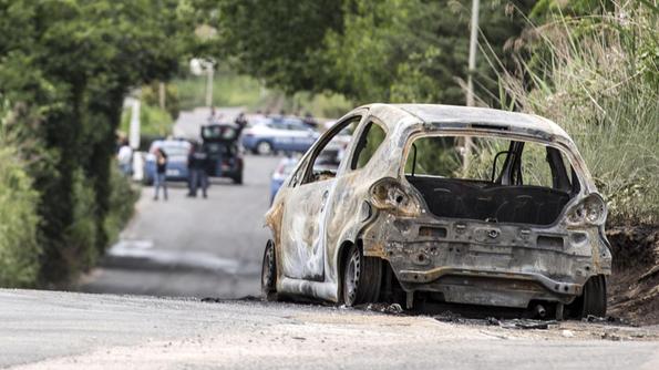 Auto in fiamme, a poca distanza il cadavere di una ragazza