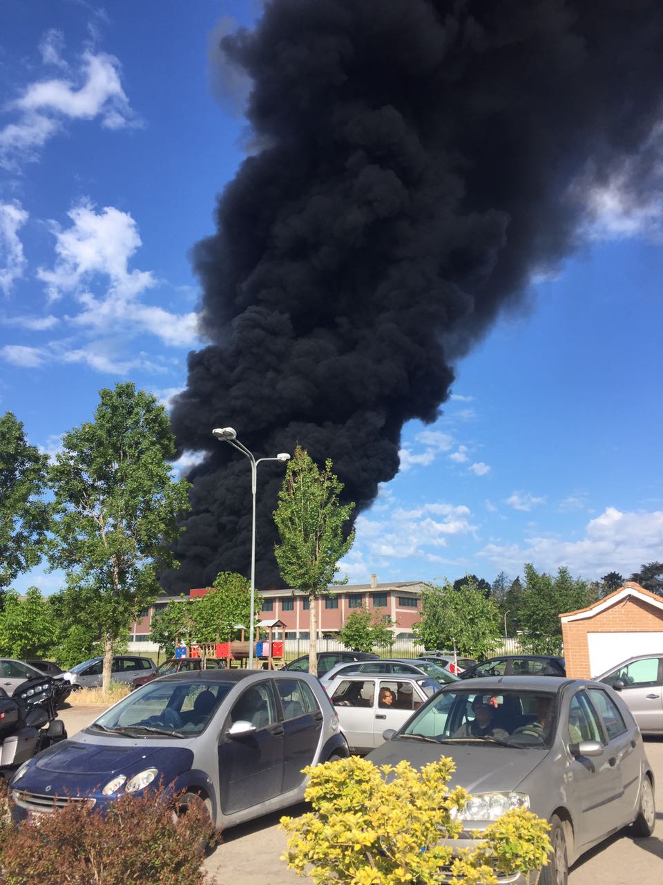 Incendio in uno stabilimento di Pomezia: paura per la nube tossica