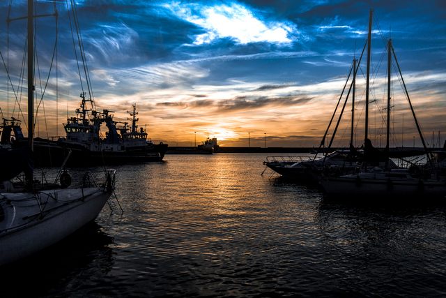 Tramonto portuale (foto Alessio Lucaroni)