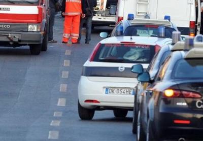 Fa retromarcia con il furgone: travolge e uccide una donna