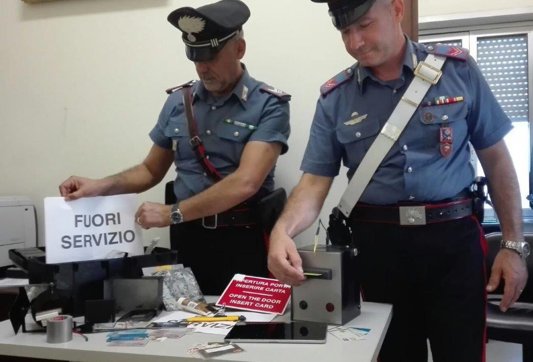 Pomezia: nella rete dei carabinieri due uomini sorpresi a clonare bancomat
