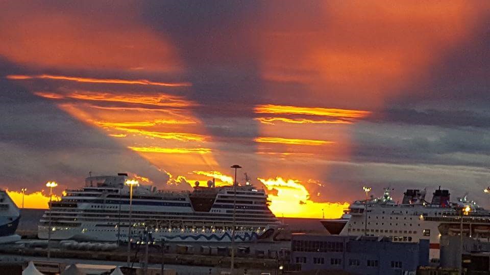 Tramonto sul porto (foto Fabio Leoni)