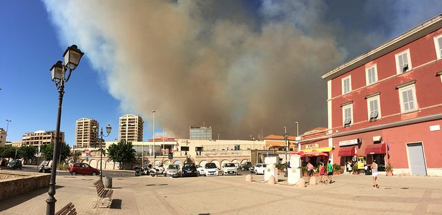 L'incendio (foto Walter Ibelli)