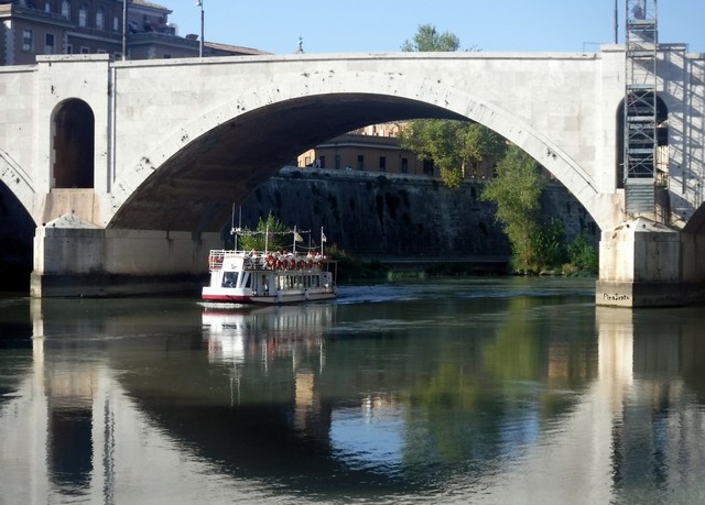 Navigando sul Tevere (foto Pina Irato)