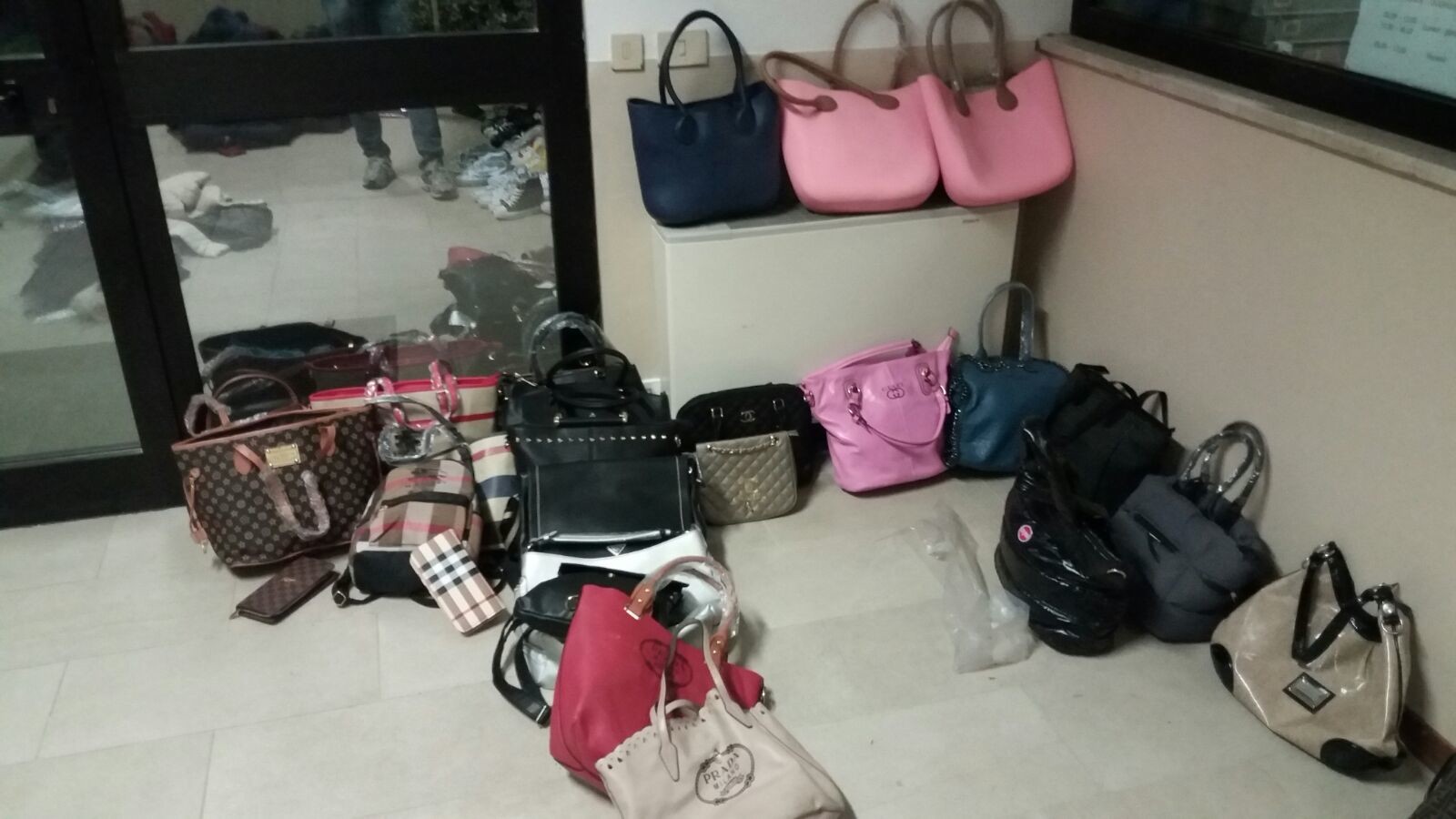 Guardia di Finanza, sequestrati 627 prodotti contraffatti