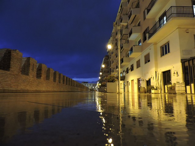 Pioggia sul lungoporto (foto Mauro Mari)