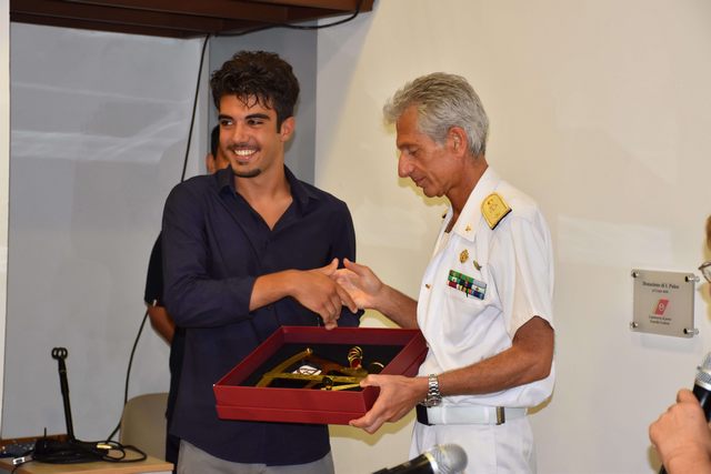 Il contrammiraglio Tarzia premia Alberto Castiglione, eccellenza del Nautico