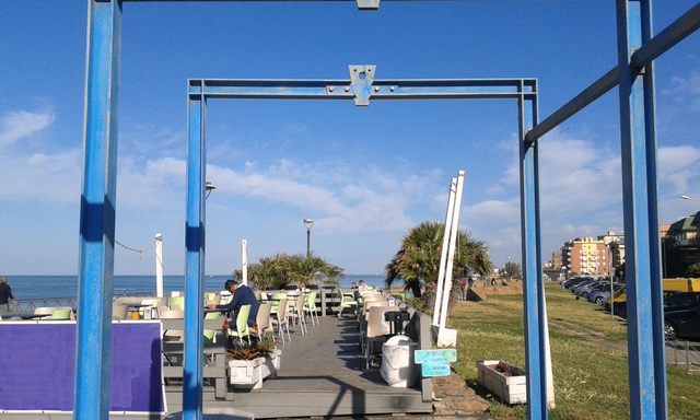 Colazione in riva al mare (foto Rosario Sasso)