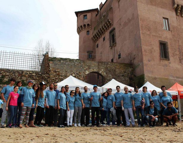 Surfisti e volontari puliscono la spiaggia del castello di Santa Severa