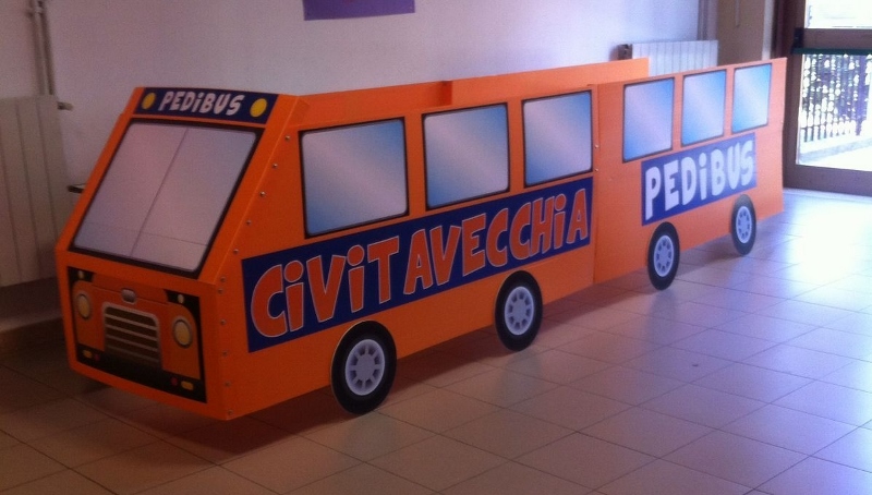 Bambini a scuola con il "Pedibus"