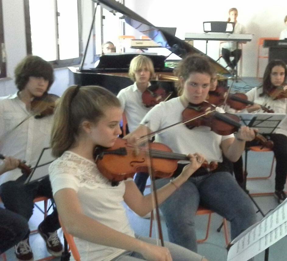 Emozionante spettacolo degli studenti della Don Milani di Valcanneto: applausi ed emozioni al concerto finale