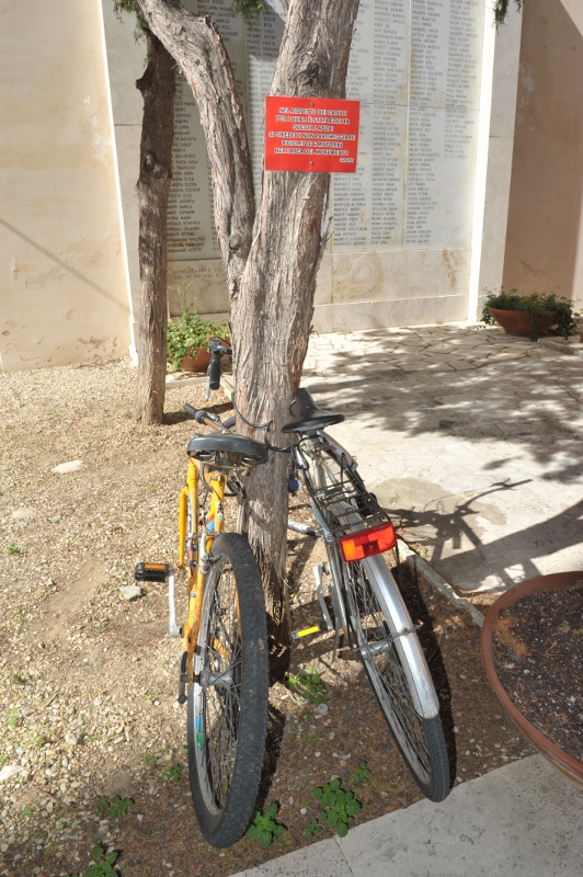 Via Mazzini: ripulito il monumento all'incivilt&agrave;