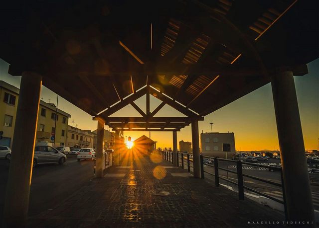 Tramonto sotto il portico (foto Marcello Tedeschi)