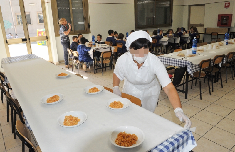 Mense, chi non paga rimarr&agrave; in classe