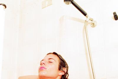 Una doccia al giorno? Spreco inutile, ne basta una a settimana