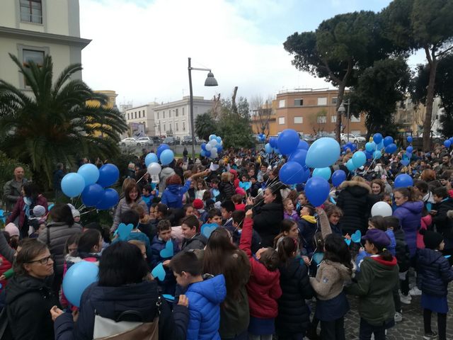 Palloncini blu per accendere i riflettori sull&rsquo;autismo