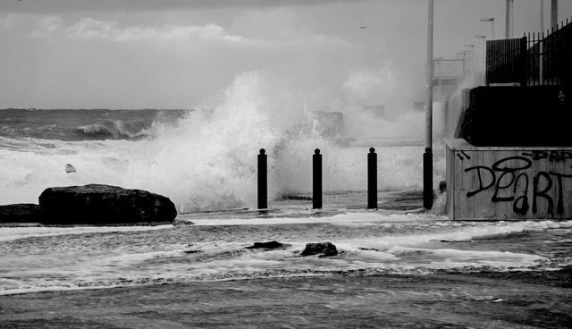 La mareggiata all'antemurale (foto Alessio Pucci)