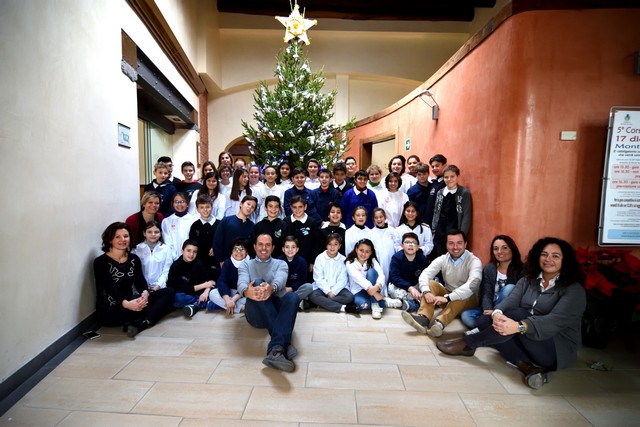 Montalto, l&rsquo;albero di Natale del Comune decorato dagli studenti