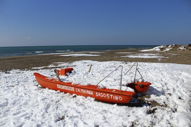 La neve incontra il mare (foto Matteo De Fazi)