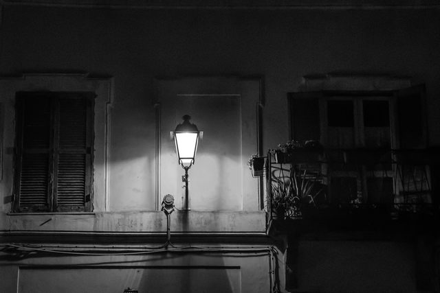 Il lampione (foto Enrico Paravani)