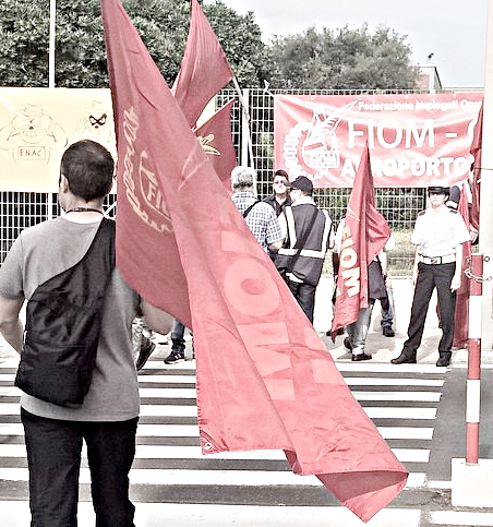 Crisi del sistema aeroportuale, lavoratori in piazza per difendere il posto