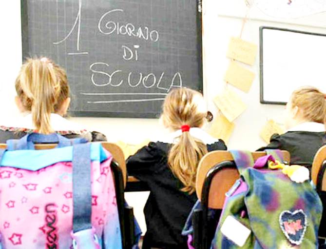 Mille euro di aumento per le scuole, insorge il centrodestra