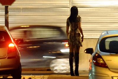 Non contento della 'prestazione' sequestra una prostituta: arrestato