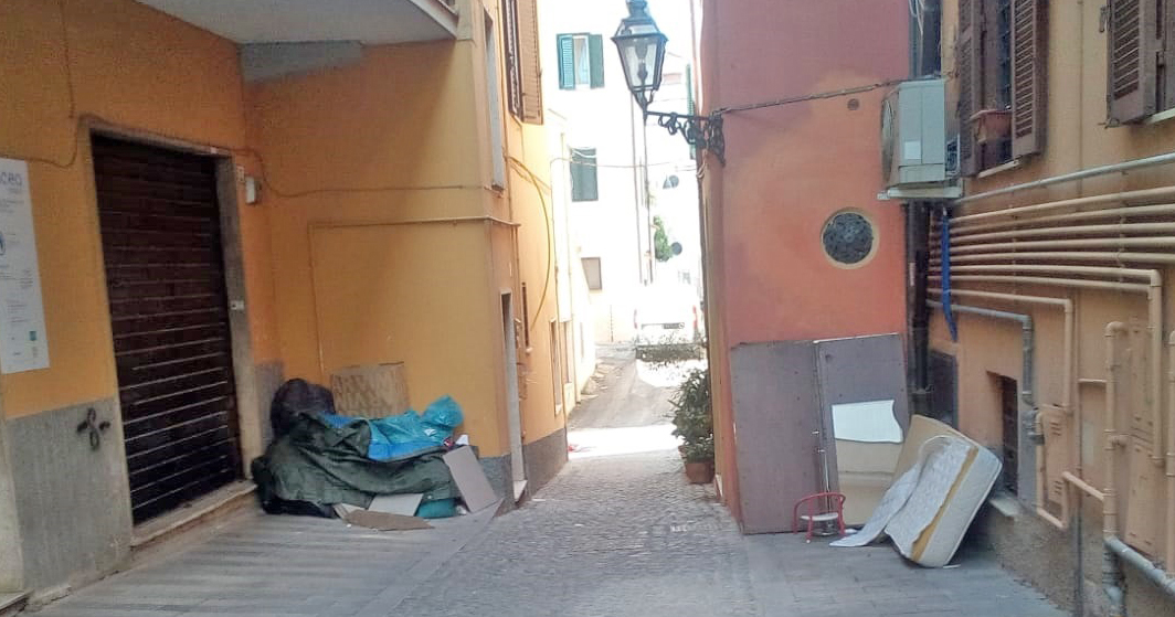 Nel salotto buono della citt&agrave; spuntano i rifiuti