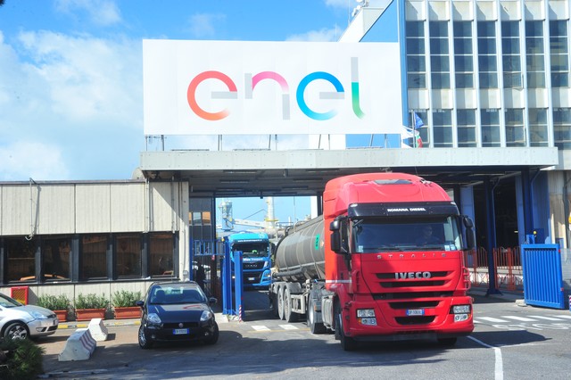 Enel, richieste a corrente alternata