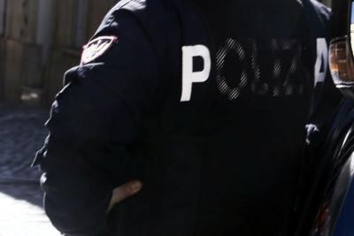 Calci e pugni a una 60enne. E nessuno la difende