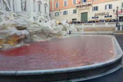 Fontana di Trevi diventa rossa