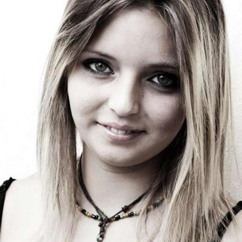 Il volto della ragazza schiacciato sulla battigia