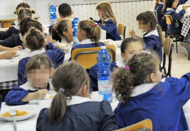 Scuole, giallo sulla mensa