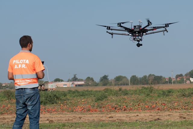 Pilota di droni (foto Fabrizio Aloisi)