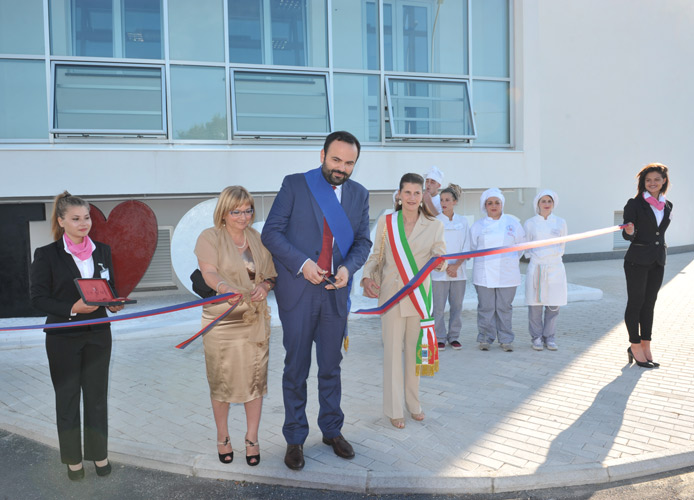 Viale Adige: taglio del nastro per i nuovi locali