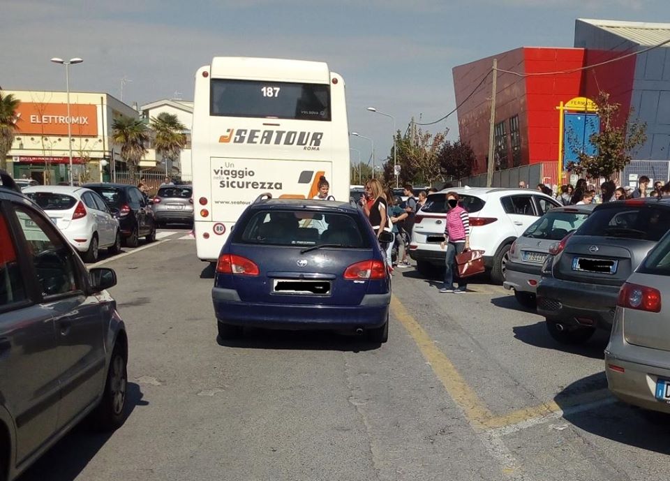 Sosta selvaggia davanti la Melone, il preside bacchetta i genitori