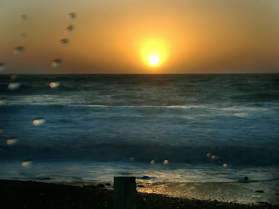Onde e schizzi al tramonto (foto Pina Irato)