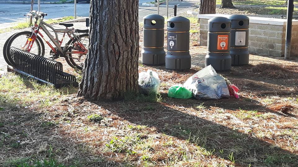 Ladispoli, arrivano i cestini per la differenziata ma gli incivili restano